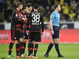 Stunning scenes as referee pos...